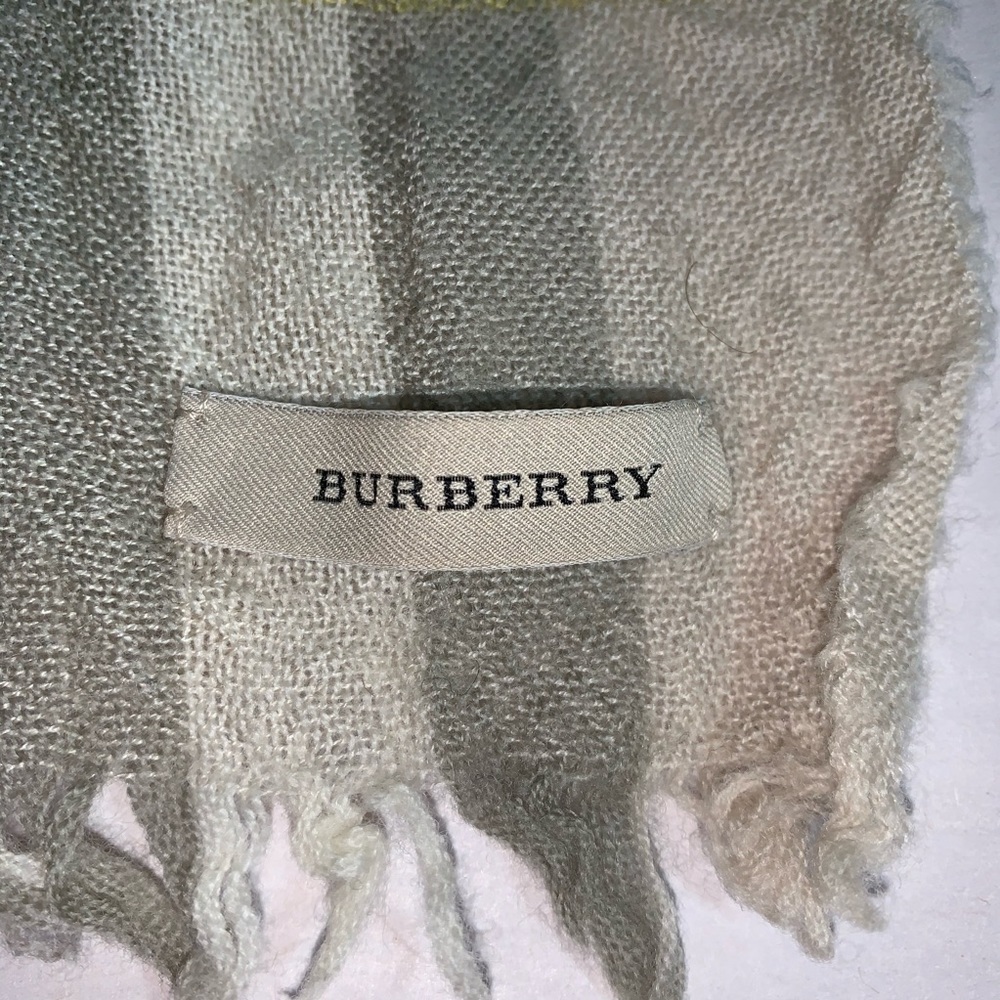 authentic BURBERRY oversized light weight SCARF - Picture 12 of 12
